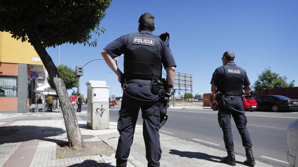 Agentes de la policía en la avenida de Antibióticos. JESÚS F.SALVADORES