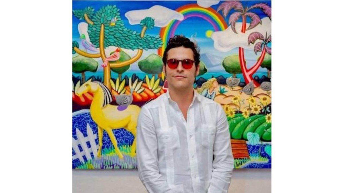 El artista leonés Carlos Las Heras con dos de las obras que expone en la República Dominicana. DL