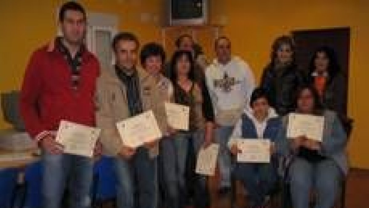 Entrega de diplomas en el Valle de Mansilla, con financiación de Villasabariego