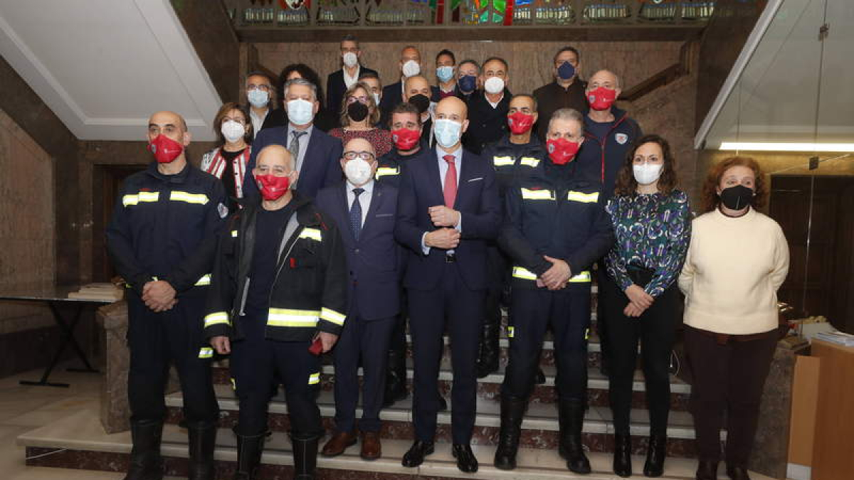 El alcalde homenajeó a los bomberos del Ayuntamiento. RAMIRO