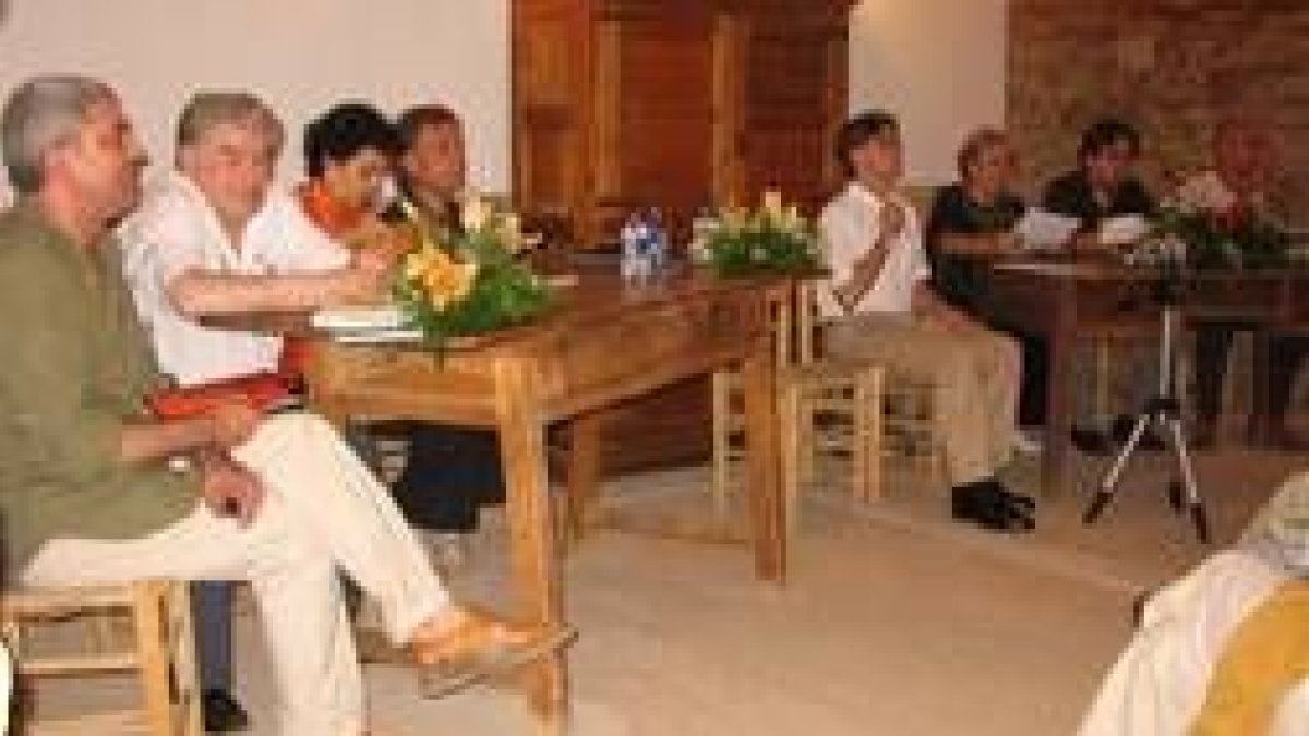 La imagen muestra a los autores participantes en el recital poético que tuvo lugar por la tarde