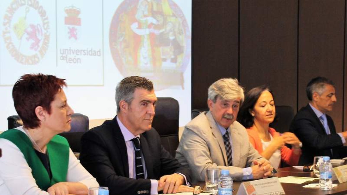 Mesa presidencial de la festividad del Colegio Mayor. DL