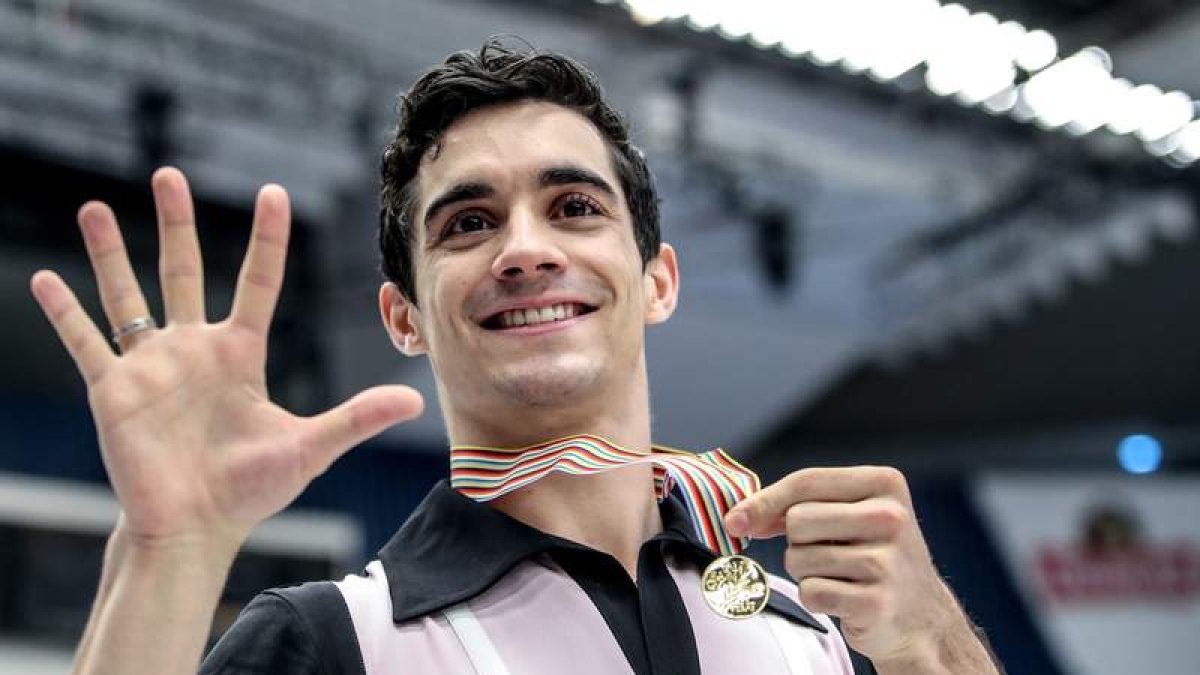 Javier Fernández indica con su mano derecha los cinco europeos seguidos logrados. MARTIN DIVISEK