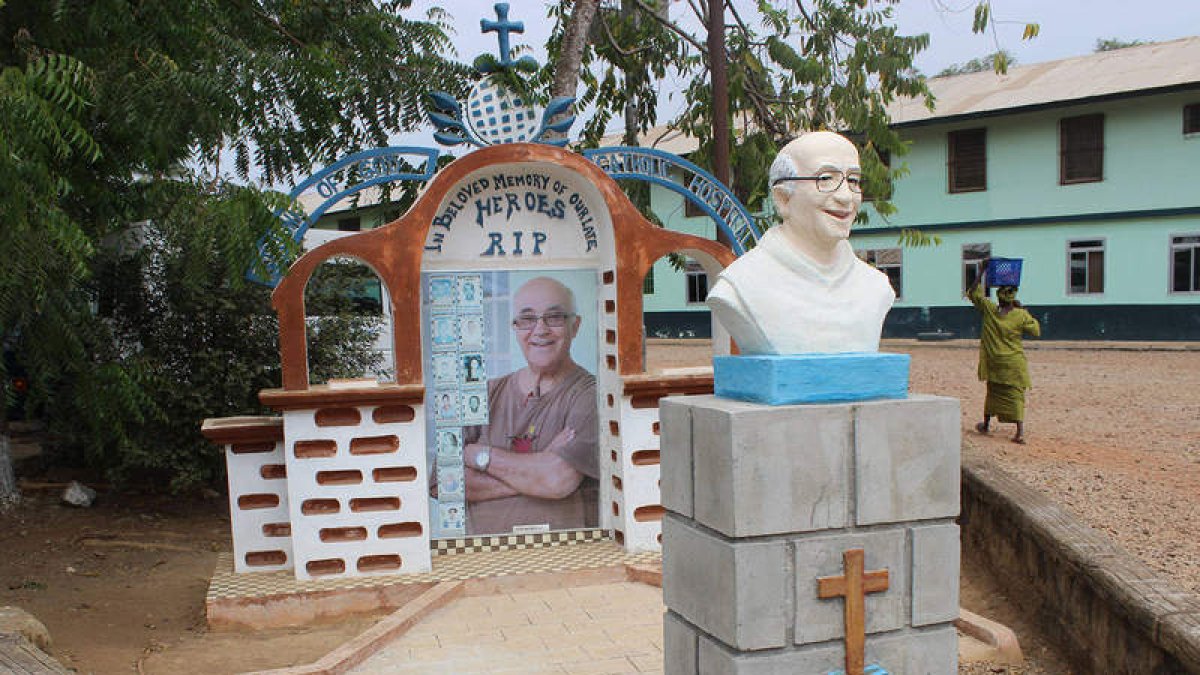 El monumento, con el retrato de García Viejo al fondo, preside la entrada del centro hospitalario. DAVID LÓPEZ FRÍAS/EL ESPAÑOL