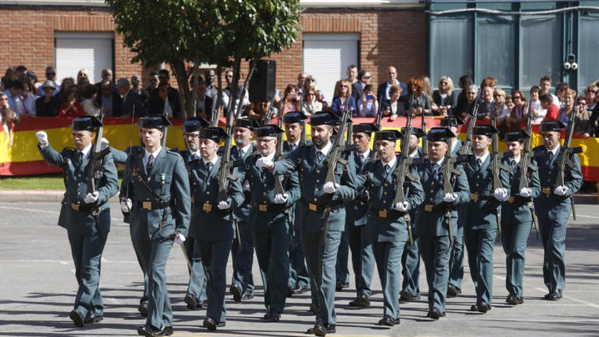 Un momento del desfile militar de esta mañana. FERNANDO OTERO PERANDONES