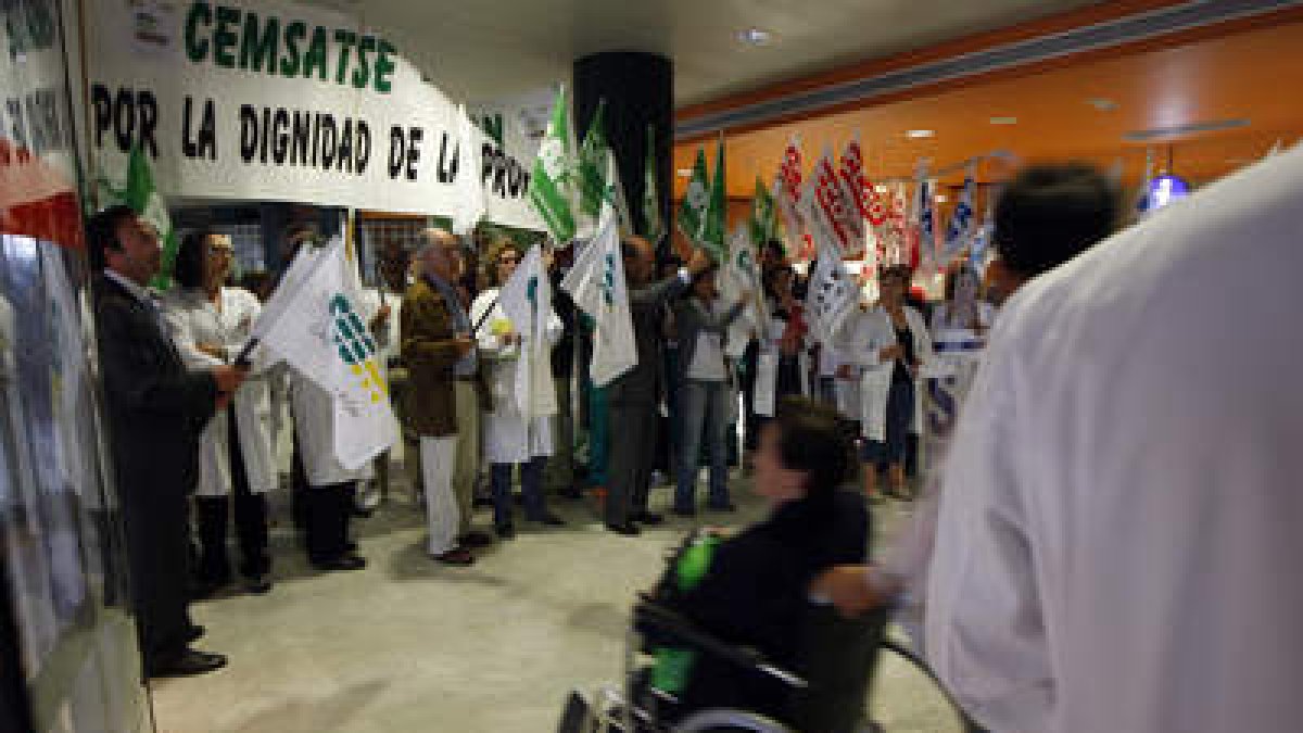 La concentración reunió a casi un centenar de trabajadores sanitarios en León.