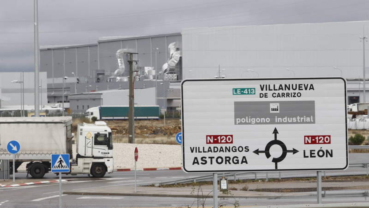 Acceso al polígono de Villadangos, uno de los más dinámicos de la provincia de León. JESÚS F. SALVADORES