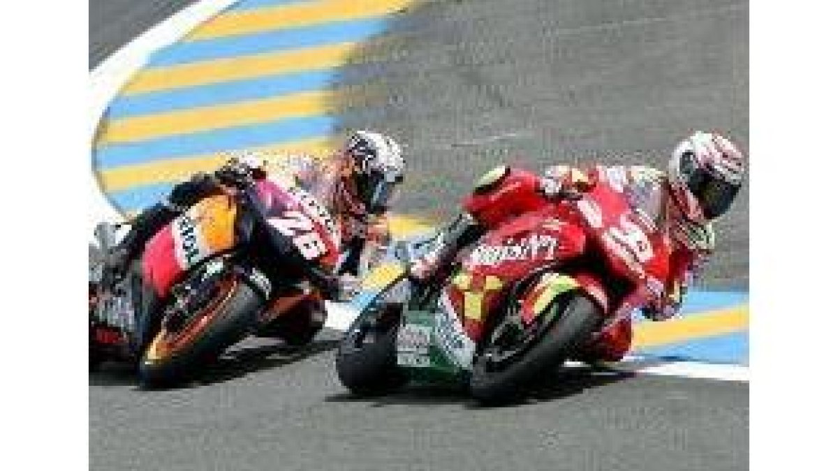 Pedrosa persigue a Melandri durante un giro en el circuito de Le Mans