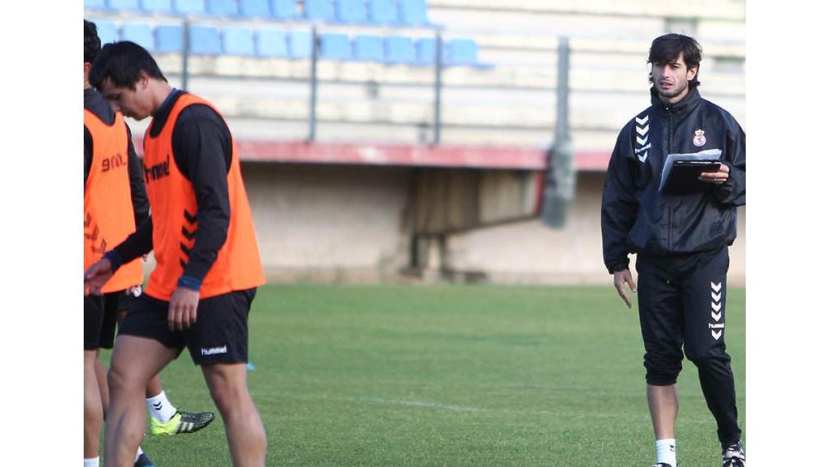 Ferrando, derecha, necesita a Orodea para el derbi.