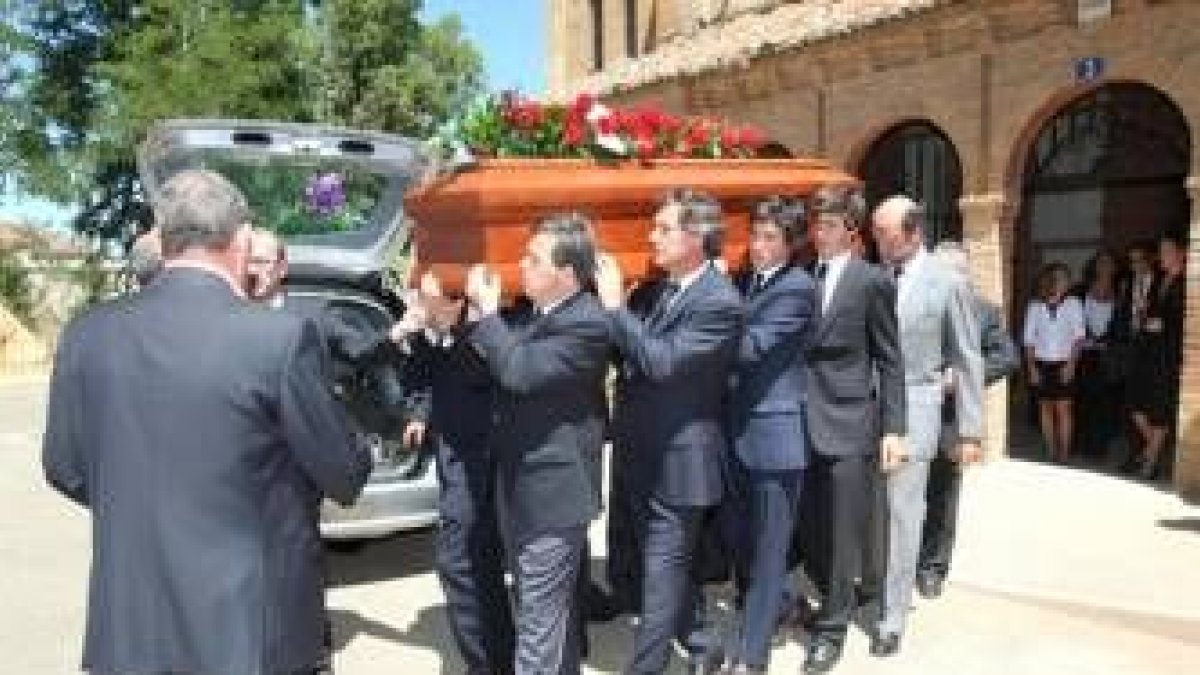 Decenas de coronas de flores abarrotaron el cementerio