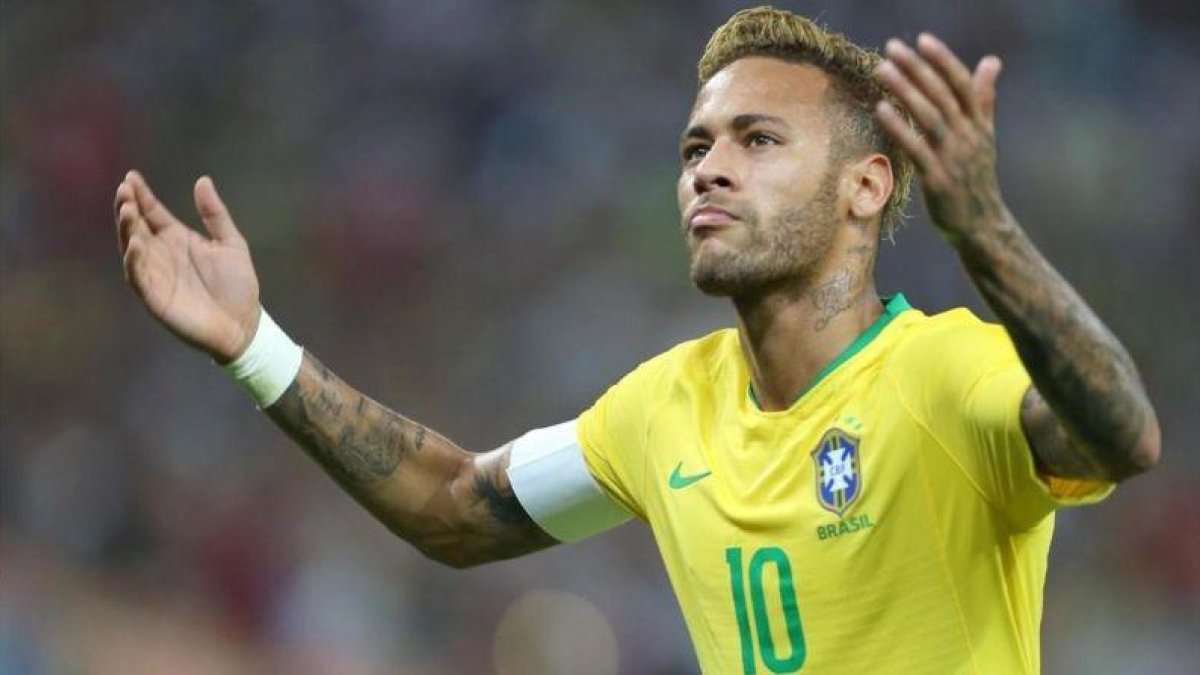 Neymar se queja durante el amistoso disputado ante Argentina en Arabia Saudí.