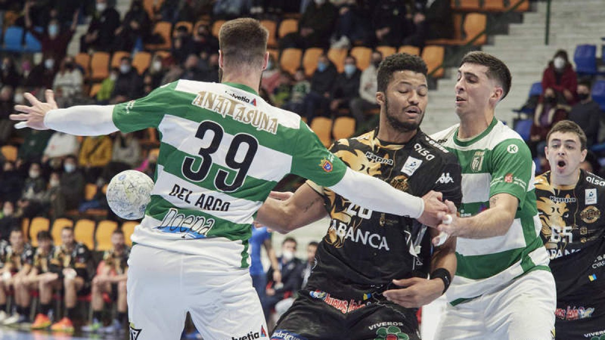 Semedo es defendido por dos rivales en un partido en el que el jugador del Abanca Ademar anotaba seis goles que a la postre no sirvieron para lograr el triunfo. EDUARDO SANZ