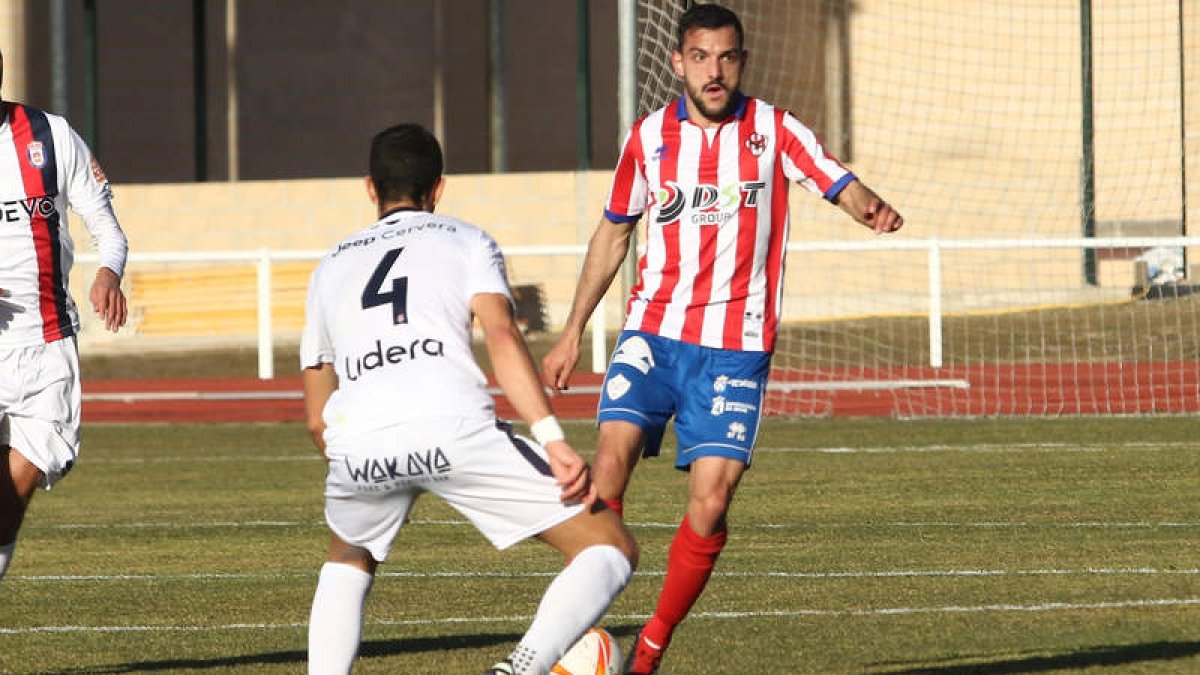 Vallejo fue expulsado en el minuto 59 por derribar a un contrario. L. DE LA MATA