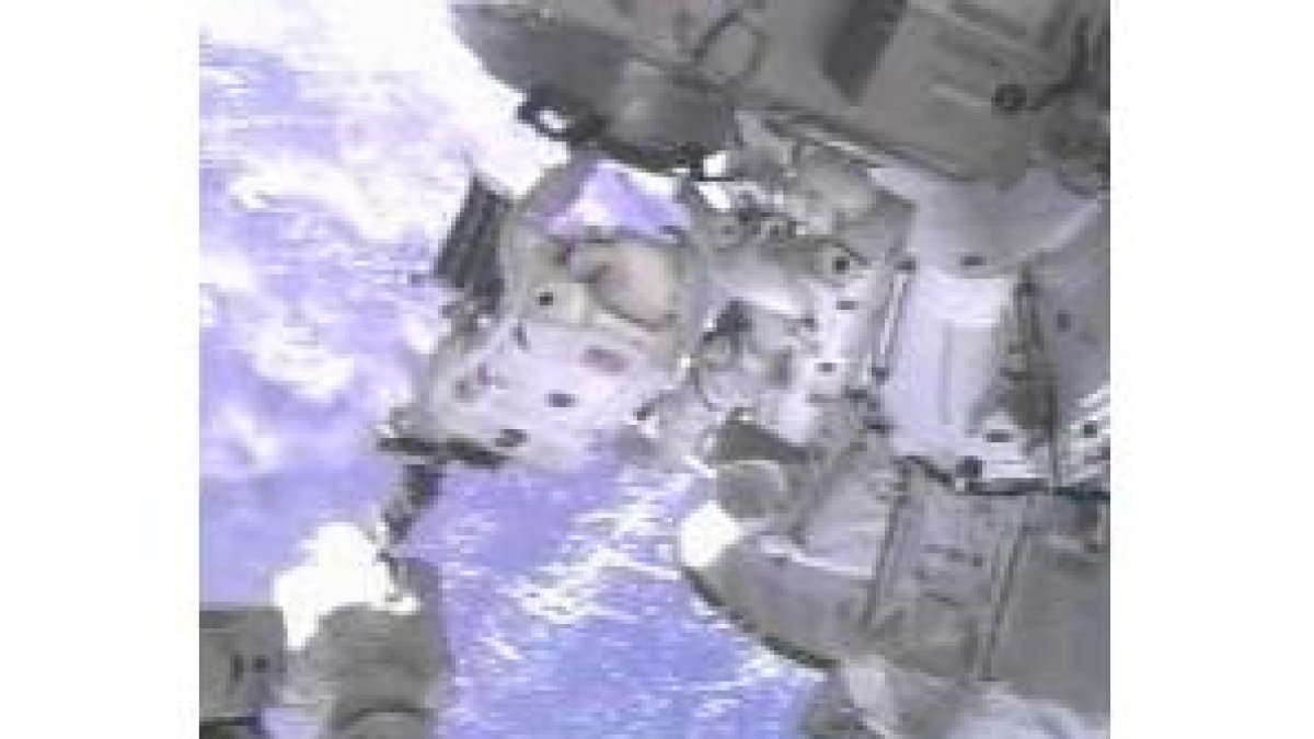 Los dos cosmonautas del Atlantis durante su segunda salida al espacio exterior