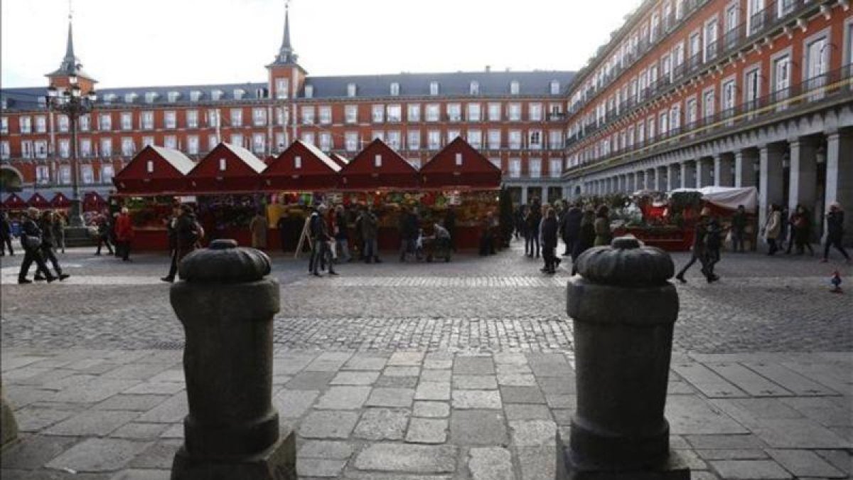 Bolardos de protección en la plaza Mayor de Madrid.