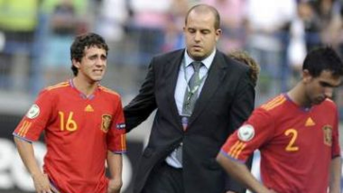 El jugador de la selección española Ezequiel, a la izquierda, llora la derrota ante Francia.