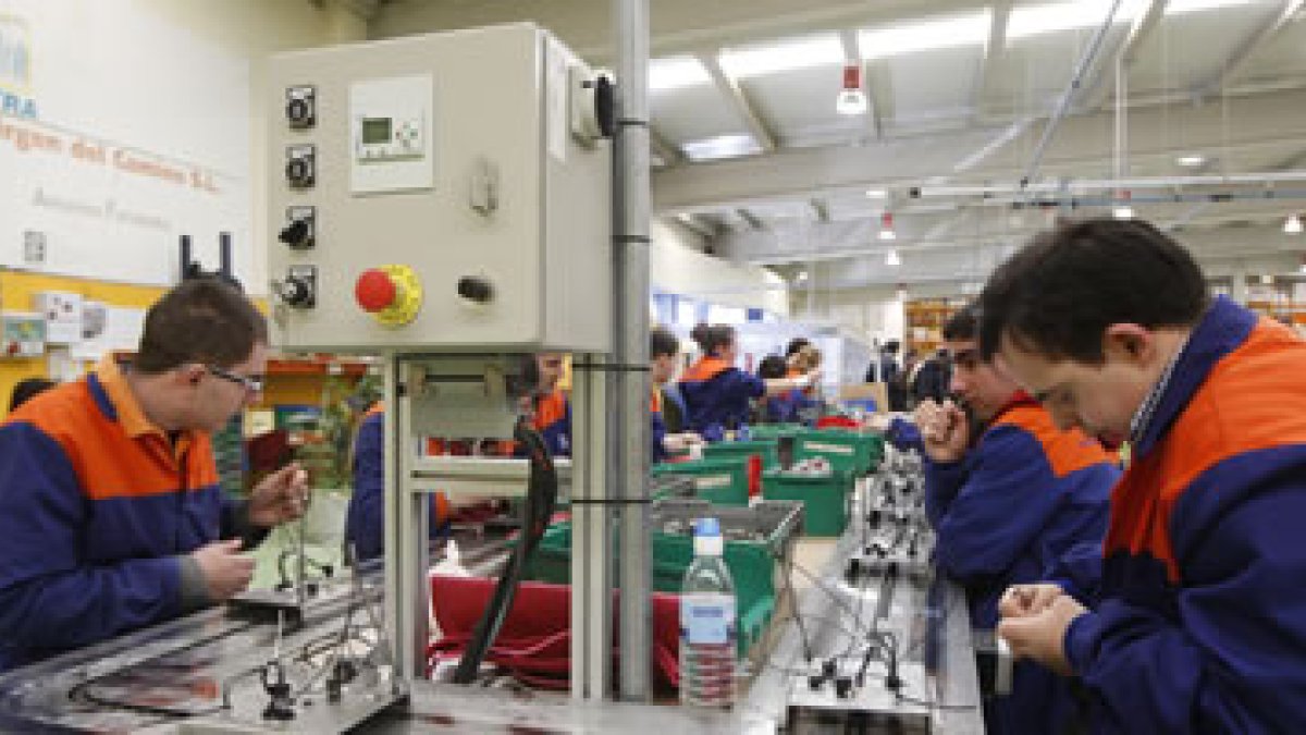 Trabajadores de la empresa Soltra manipulan cables en las instalaciones de La Virgen del Cami