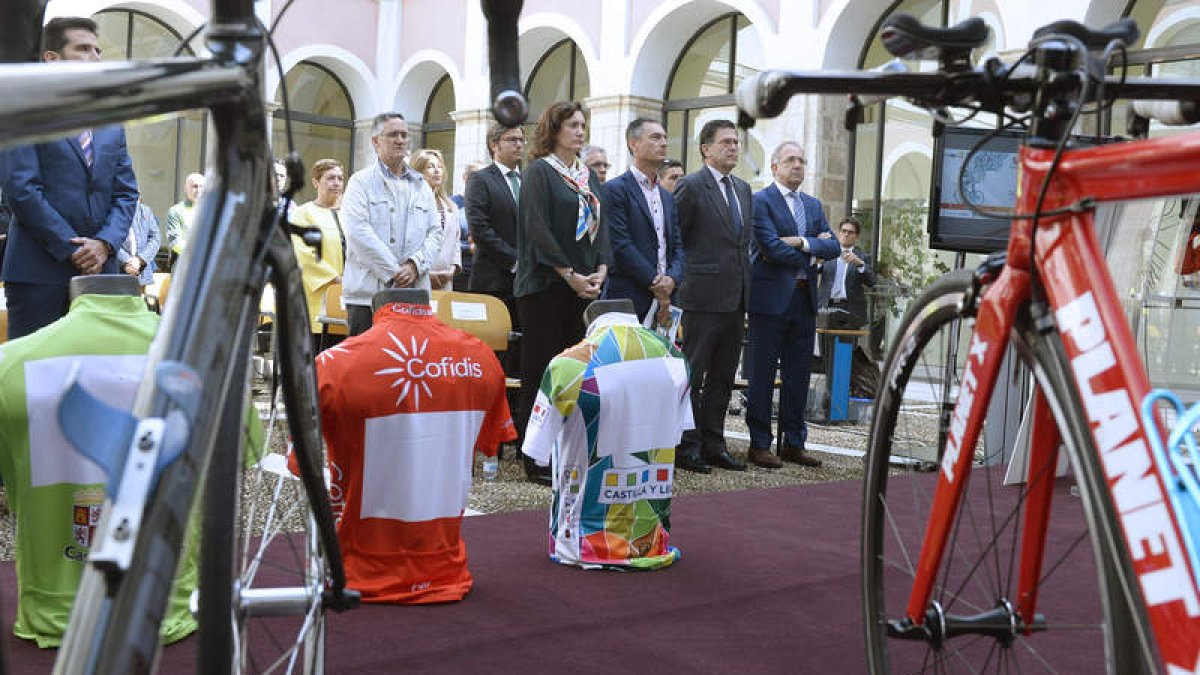 La consejera María Josefa García Cirac presidió la presentación de la Vuelta a Castilla y León. N. GALLEGO