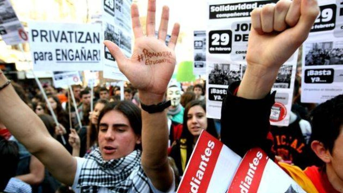 Estudiantes universitarios y de secundaria protestan contra los recortes, este miércoles, en Madrid.