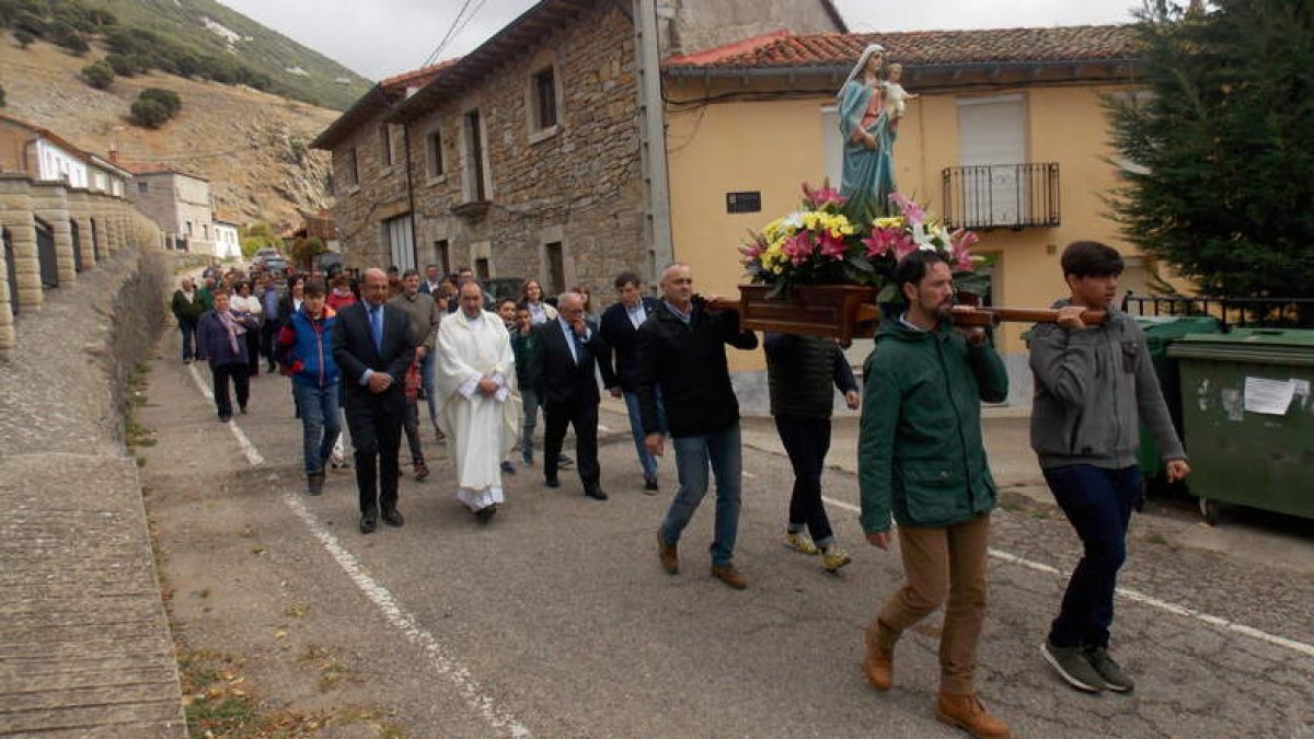 La imagen de Nuestra Señora del Rosario procesionó las calles de la localidad. PLANILLO