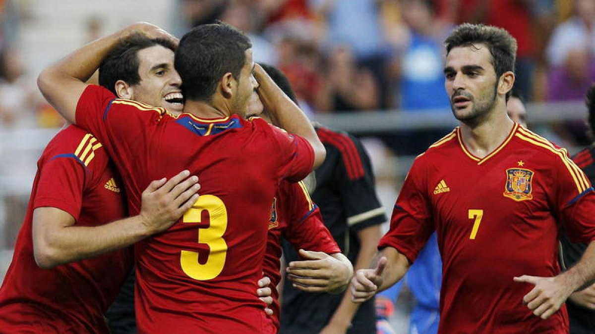 Los jugadores de la selección olímpica Javi Martínez, Domínguez  y Adrián celebran el gol.