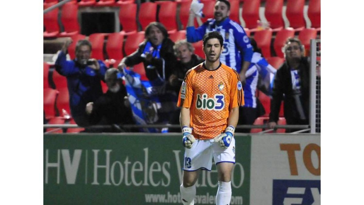 Santamaría celebra la clasificación de la Deportiva ante un grupo de aficionados blanquiazules.