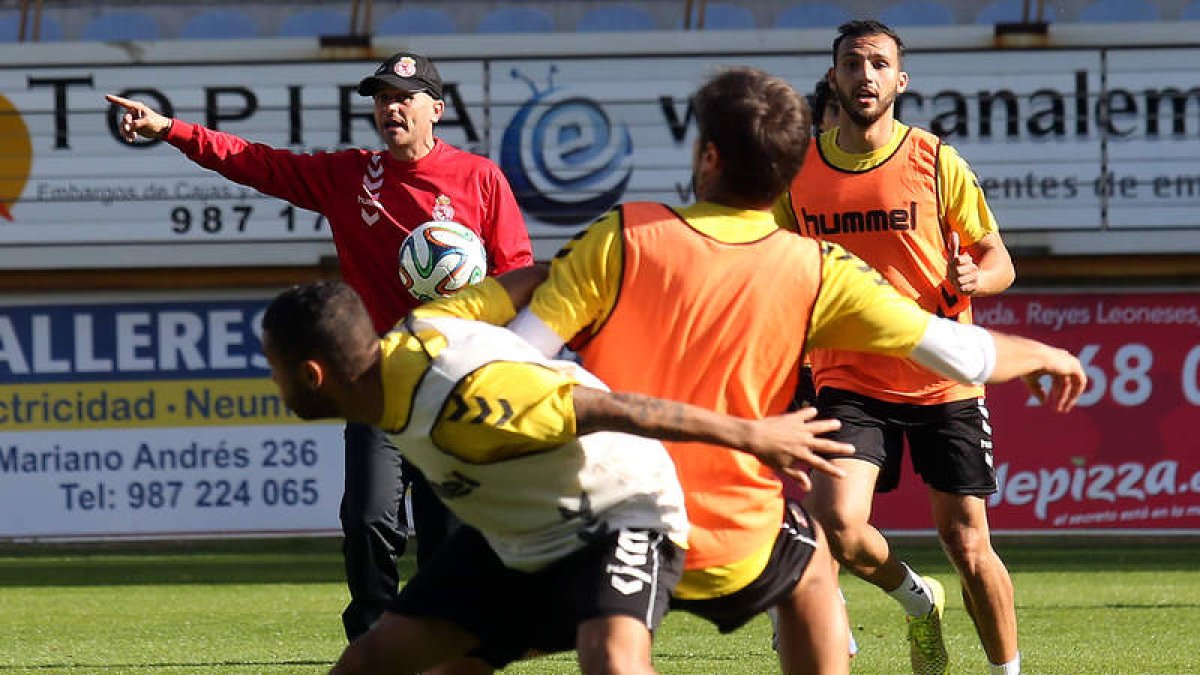 Javier Cabello volverá a mantener la intensidad de una plantilla capaz de lo mejor y peor.