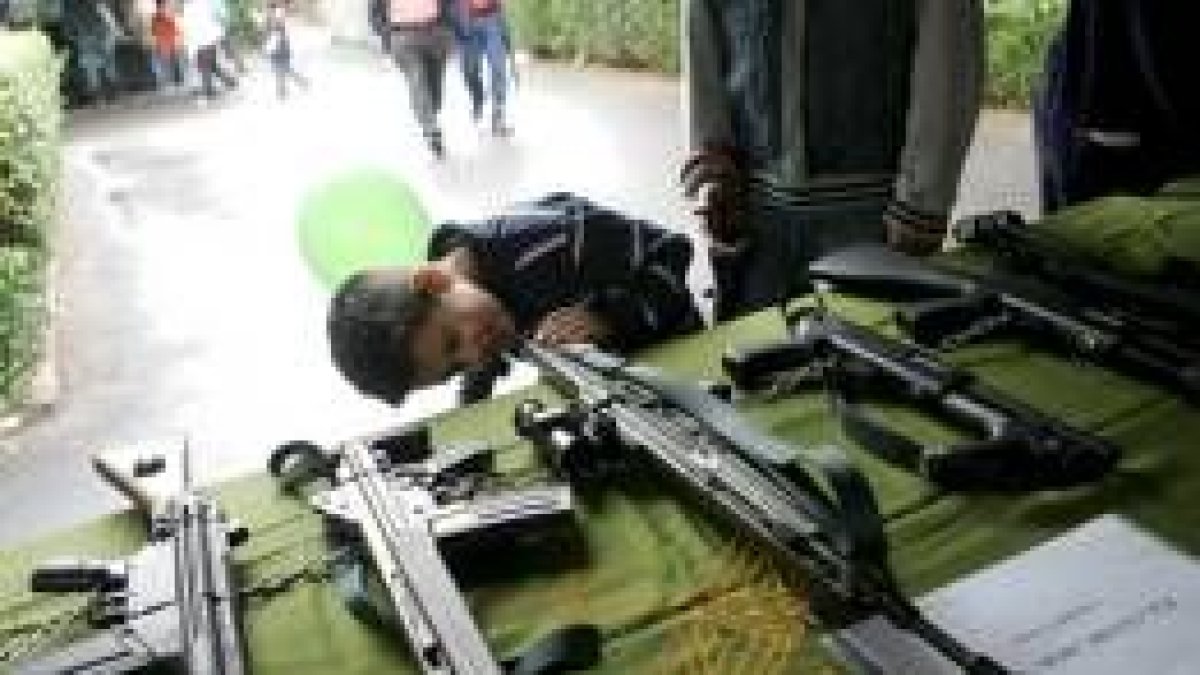 Un niño observa parte del material que se exhibió en la muestra