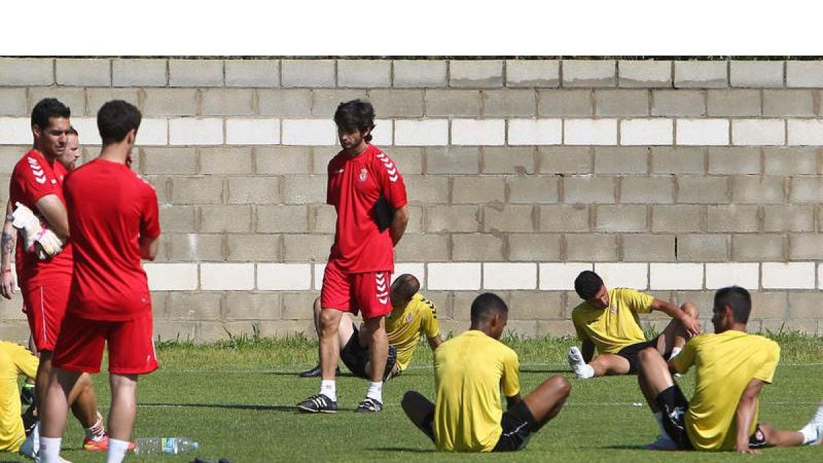 Juan Ferrando, en el centro, decidirá durante la pretemporada qué futbolistas se ganan una de las fichas del primer equipo