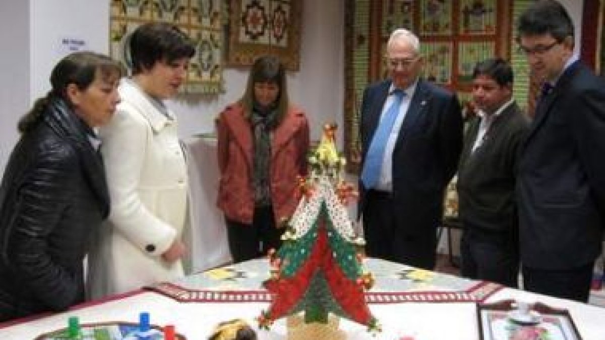 Los dirigentes políticos durante la inauguración de la exposición en la tarde de ayer.