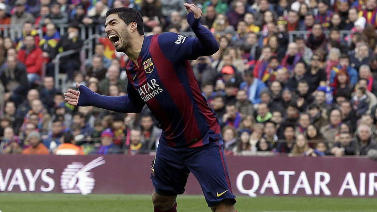 Luis Suárez lamenta una ocasión fallada ante el Málaga.