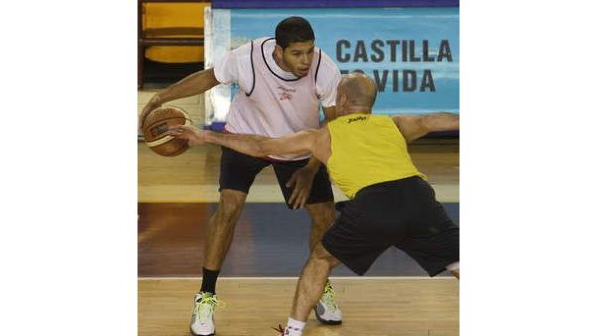 Quezada intenta superar la defensa de Bernabé en un entrenamiento de Baloncesto León.