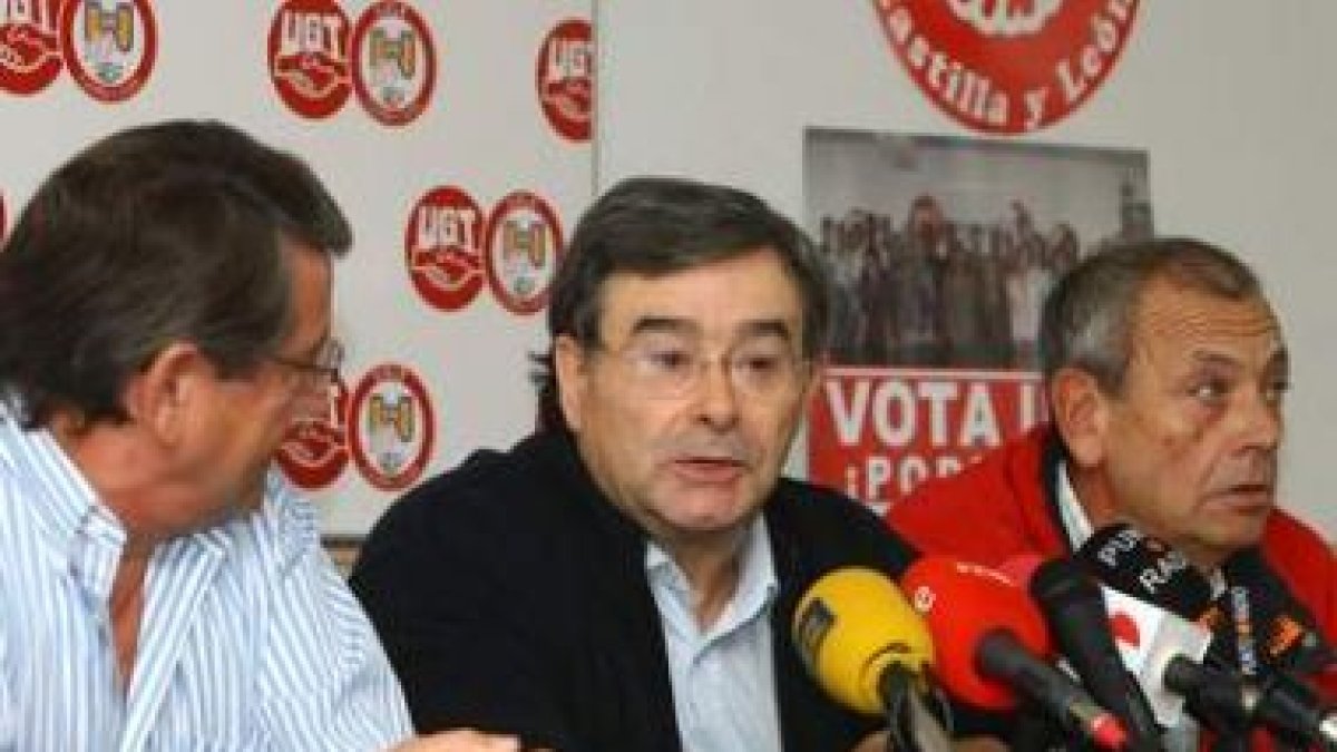 Fernández «Lito», flanqueado ayer en Ponferrada por Manuel Luna y Regino Sánchez.