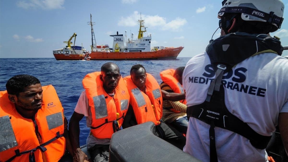 El Aquarius sigue en el Mediterráneo a la espera de un puerto. /