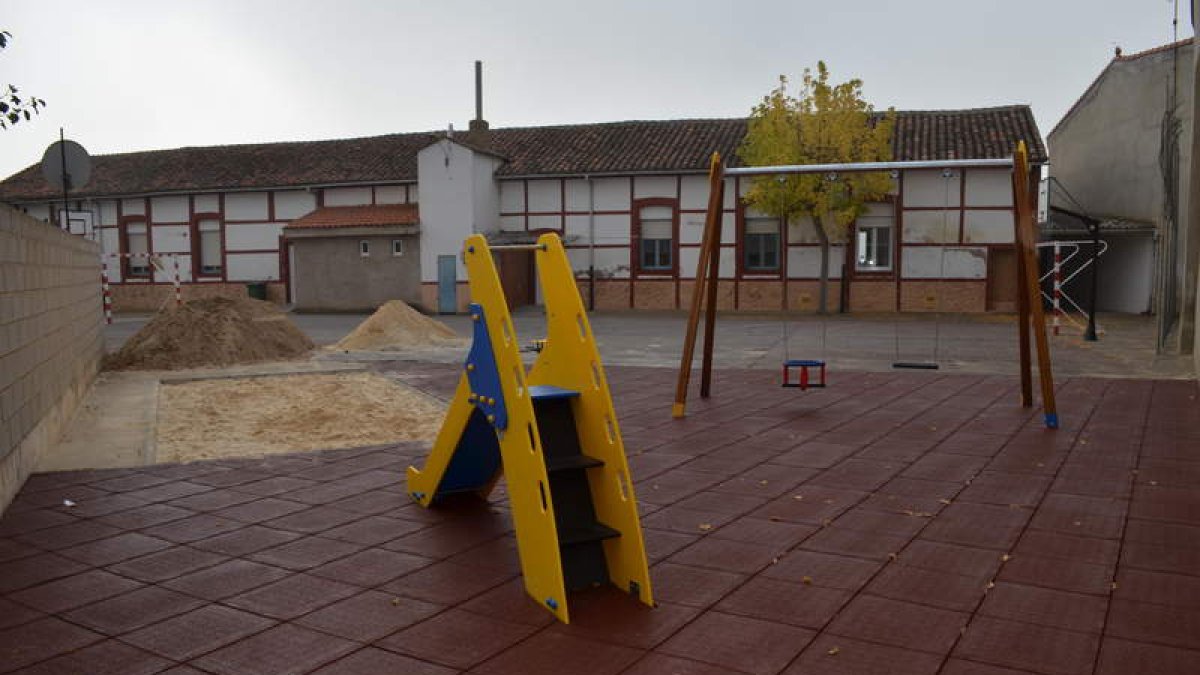Nuevo parque infantil en el colegio de Fresno.