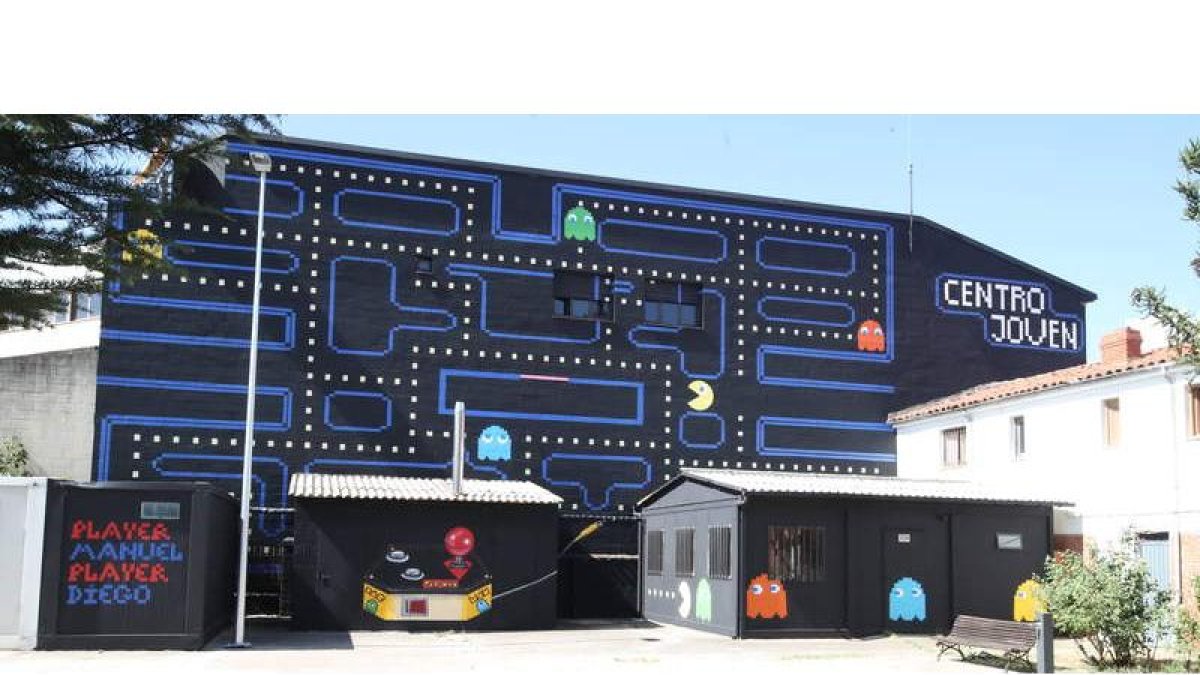 Vista de la fachada convertida por estos dos artistas urbanos en la pantalla de un videojuego ‘vintage’ . RAMIRO
