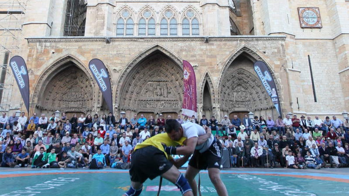 La Plaza de Regla se llenaba de público desde los primeros momentos de un corro con el que la ciudad de León agrandó sus fiestas de San Froilán.