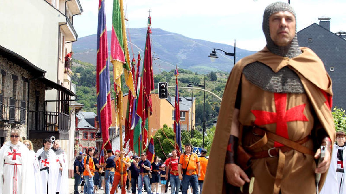 Los pendones provinciales desfilaron desde la plaza del Ayuntamiento hasta El Campón.