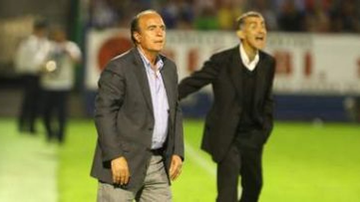 Jesús Tartilán espera la recuperación de Aitor para no tocar la defensa.