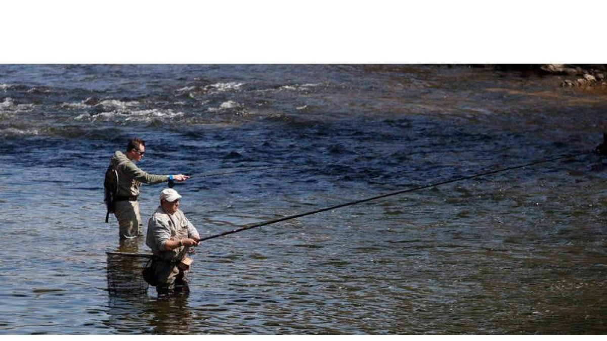 Salvo excepciones, los pescadores leoneses tendrán hasta el 31 de julio para utilizar la caña. JESÚS F. SALVADORES