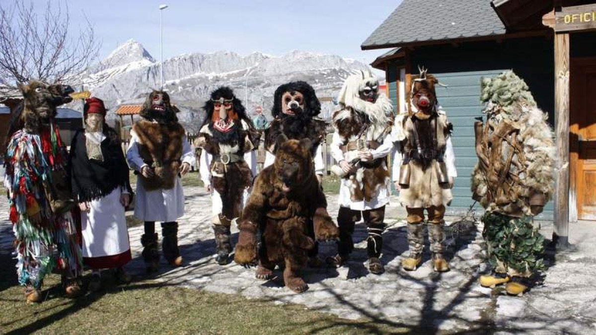 Algunos de los personajes del Antruido de Riaño que participaron en el desfile de zamarrones. CAMPOS