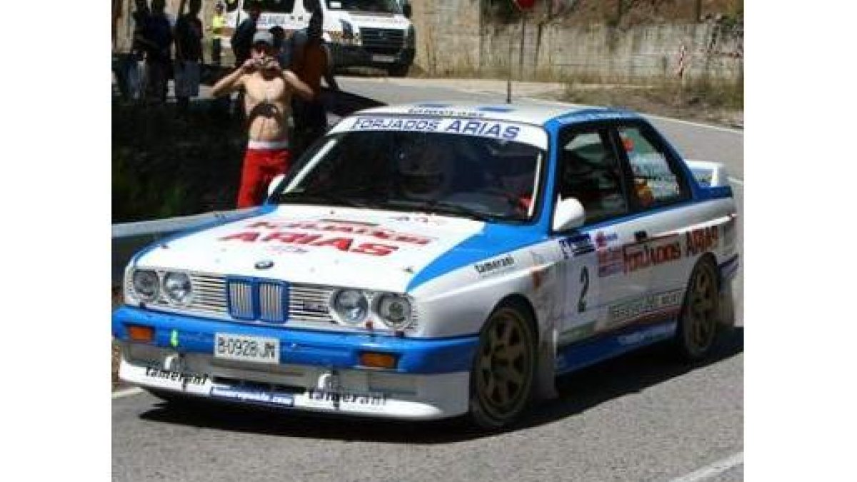 Javi Arias, campeón regional de asfalto, con su BMW.