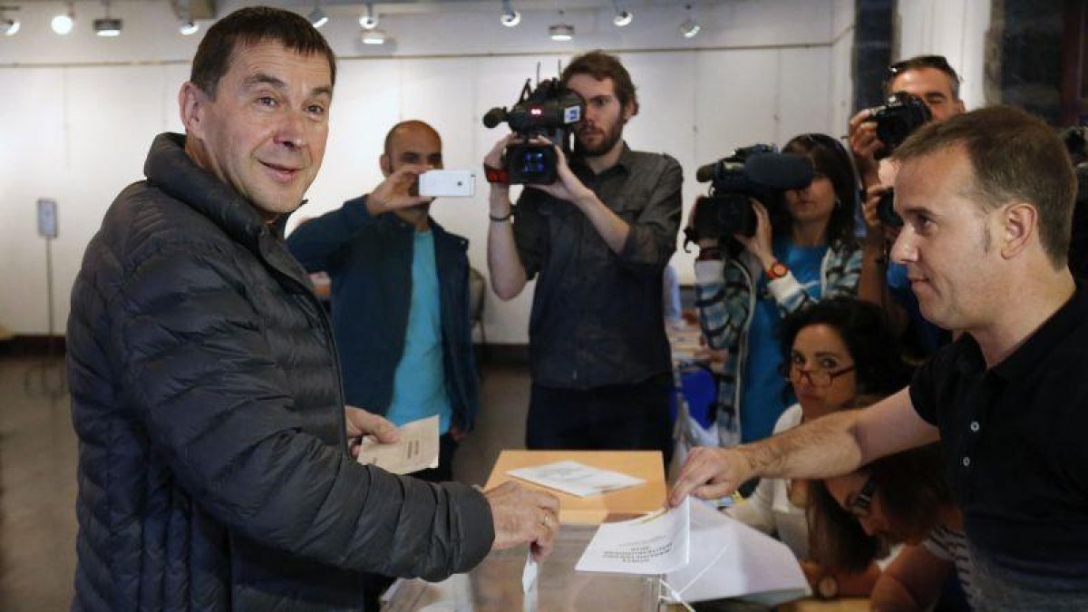Arnaldo Otegi, que votó en las pasadas elecciones generales de junio, defiende su derecho a ser candidato a lendakari.