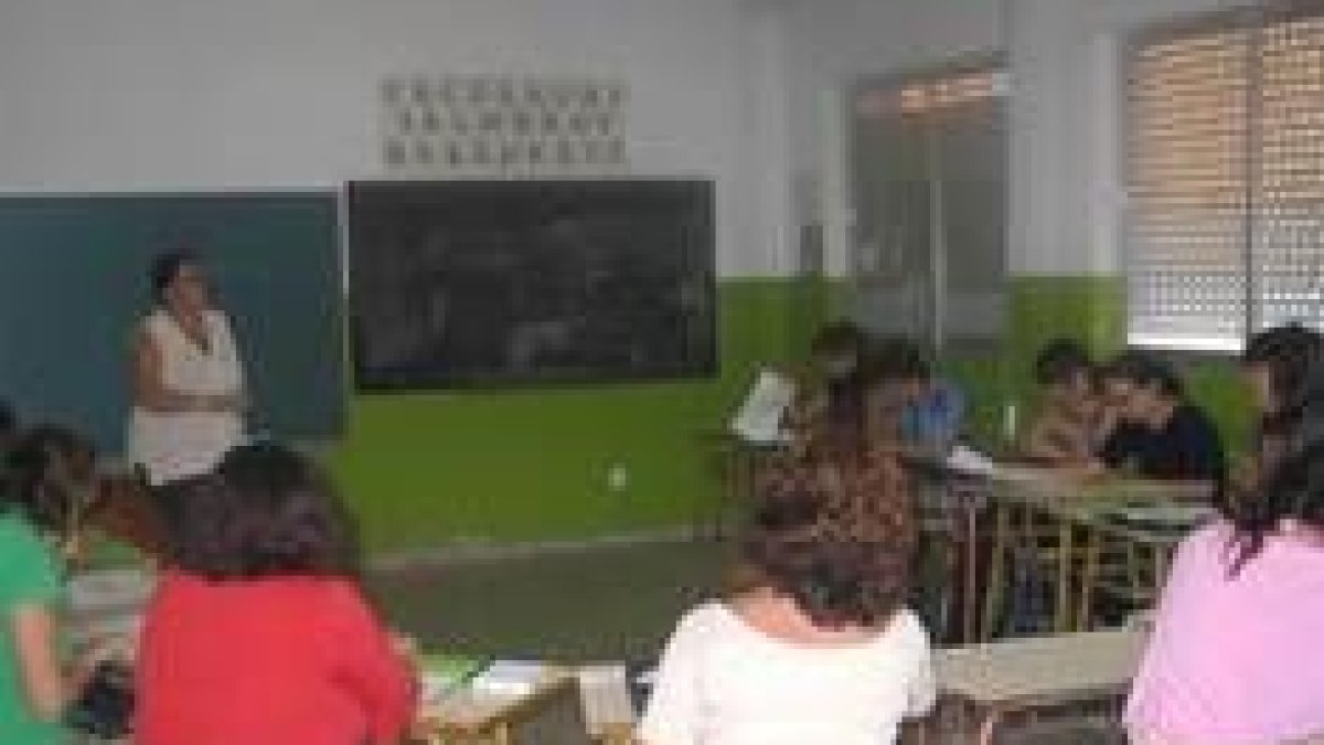Varias mujeres presenciaron ayer la primera clase del curso de igualdad