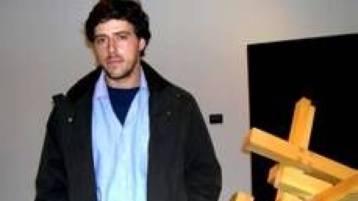 El escultor José Luis Casas Paramio, junto a una de sus obras