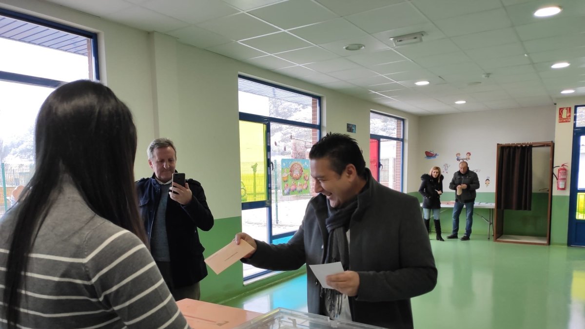 Luis Mariano Santos en el colegio electoral esta mañana. DL