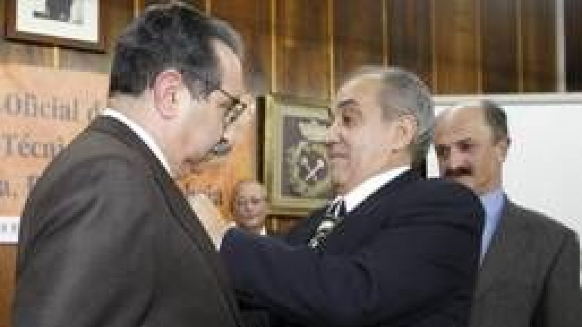 Fernando San Elías recibe la insignia de manos de Jaime Cifuentes