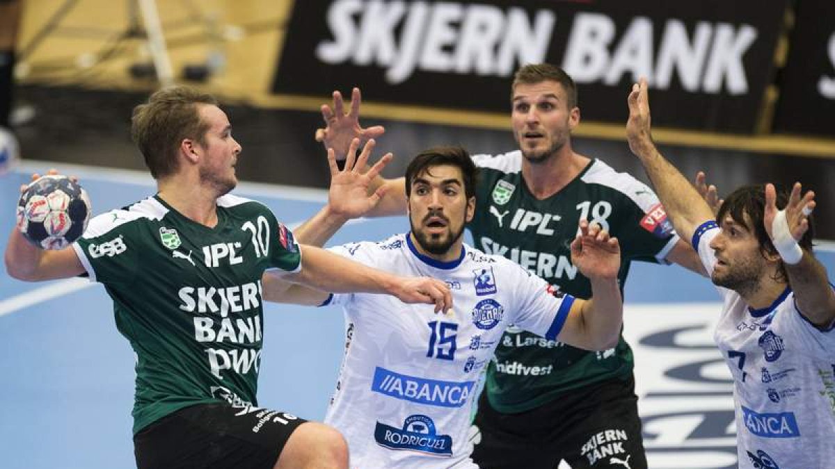 La defensa del equipo leonés no brilló ayer a la altura de otras ocasiones y no fue capaz de neutralizar la poderosa primera línea danesa. BO AMSTRUP