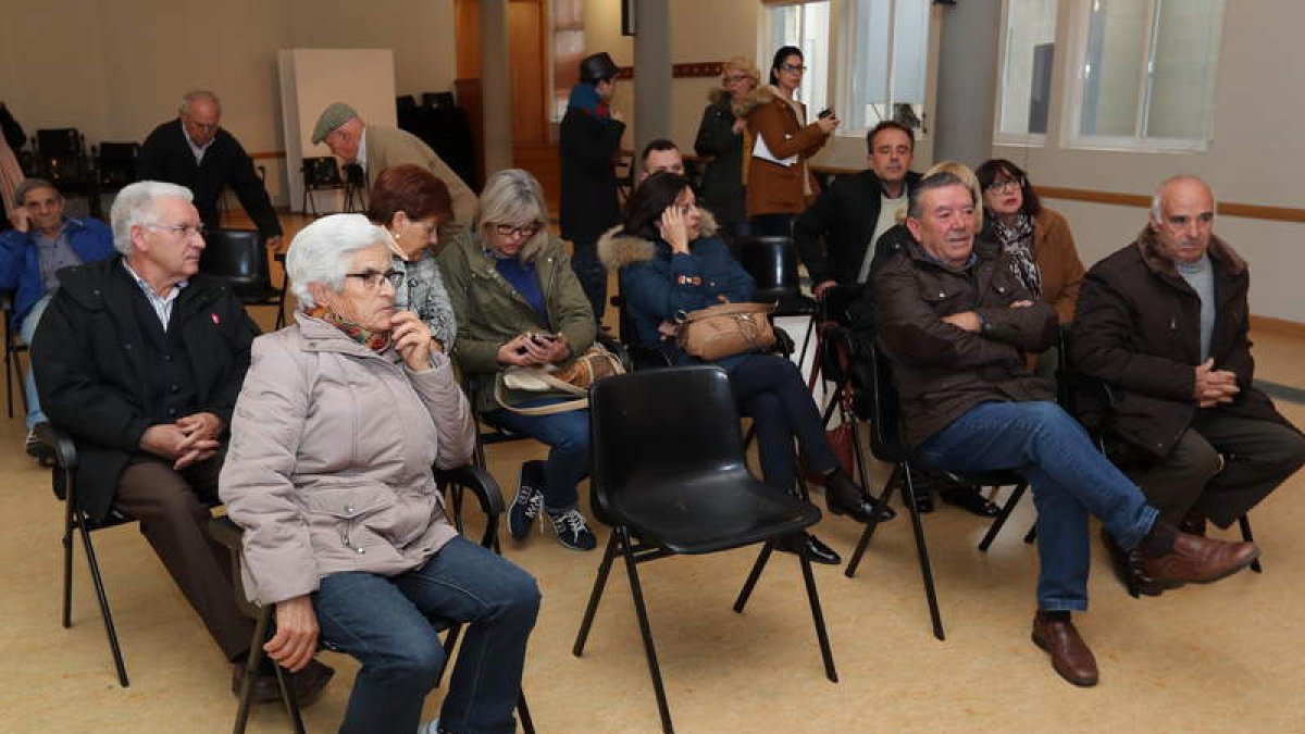 El centro cívico de Flores del Sil acogió ayer tarde la reunión con los vecinos del barrio. L. DE LA MATA