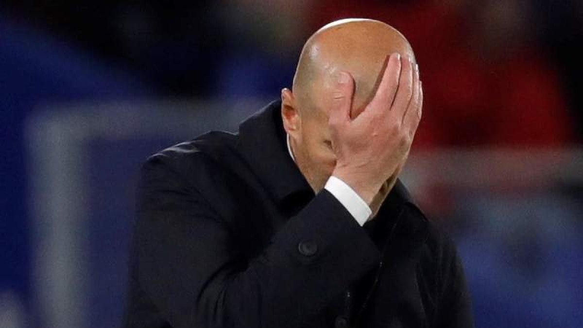 Zinedine Zidane se lleva la mano derecha a la cabeza. JUANJO MARTÍN